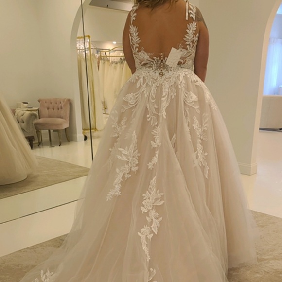 Brand new never worn size 18 wedding dress - Picture 2 of 6